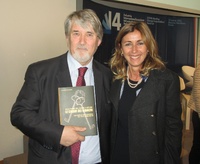 Il Ministro Poletti riceve il libro Le Chiavi dei Bianchi da Mariacristina Gribaudi di Keyline